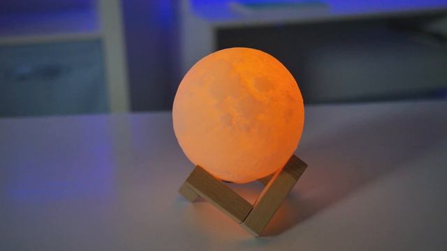 Awesome LED Moon Lamp Review смотреть онлайн
