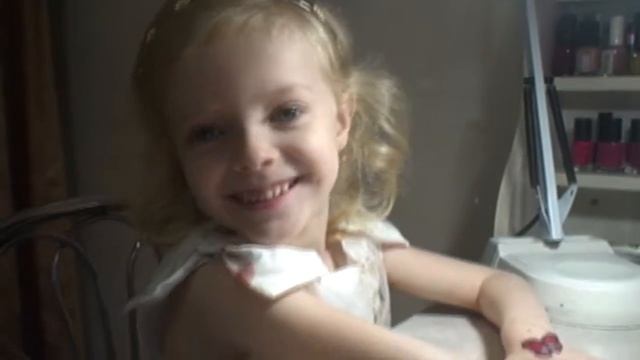 Серафима, первый раз на маникюре|Клеим наклейки на ногти! смотреть онлайн