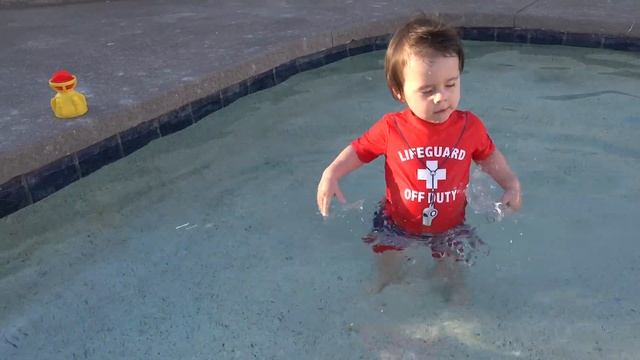 Все в бассейне / лето 2019 года / Тарас не боится воды смотреть онлайн