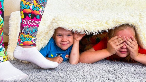 Lera play Hide and Seek with Leva