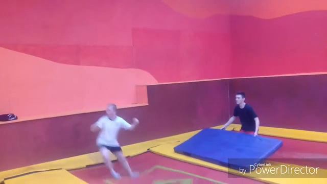 Наконец-то я научился двойное сальто вот что значит годы тренеровок😊😈 смотреть онлайн
