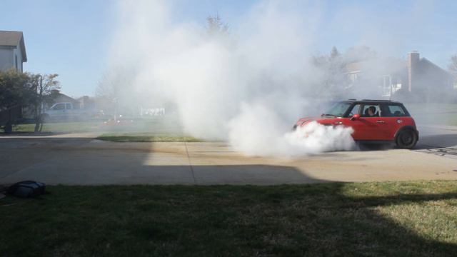 Massive Mini Cooper Burnout смотреть онлайн