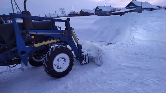 МТЗ 82.1 чистит снег погрузчиком ПКУ 0.8 с механическим отвалом смотреть онлайн