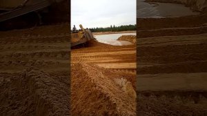 Работа бульдозера в карьере