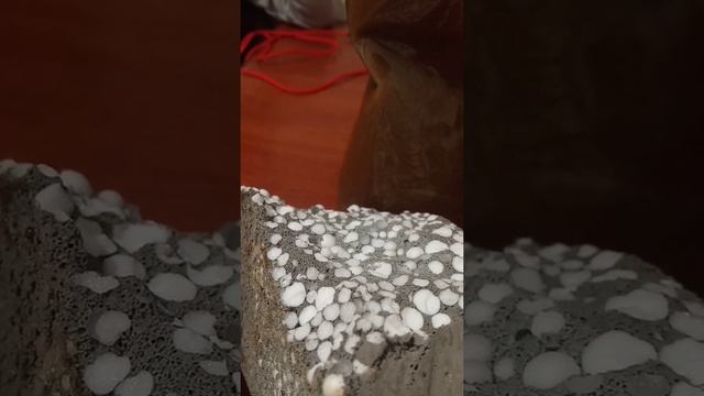 Полістиролбетон з якісниою смолою сдо. Гранули полістиролу рвуться навпіл при розломі. смотреть онлайн