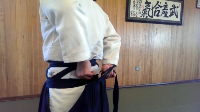 How to tie a hakama for battle смотреть онлайн