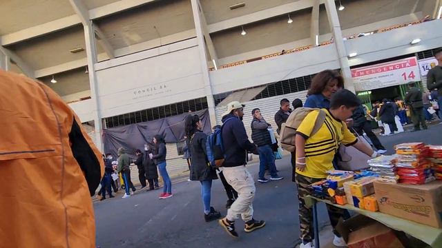 Recorrido alrededores del Estadio Siles antes del The Strongest vs River Plate смотреть онлайн