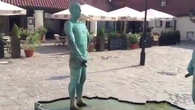 Писающие мальчики;) Прага смотреть онлайн