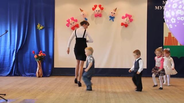 Выступление младшей группы с танцем "Поезд" смотреть онлайн