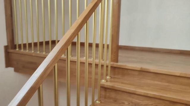 Обшивка лестницы дубом с сварным ограждением (перилами) в городе Воронеж. смотреть онлайн