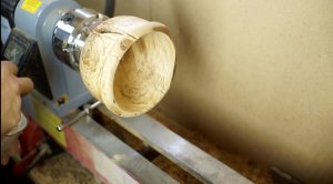 Точение горшочка из развилки красной рябины. Необычная текстура