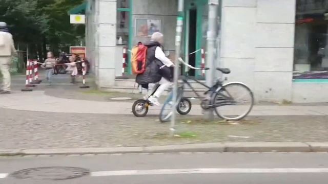 Немецкая пенсия жжёт. Deutsche Rentner und E-Mobilität смотреть онлайн