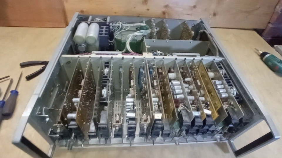 Разборка разграбленного генератора импульсов Г5-56. Осталось много золота и палладия. смотреть онлайн