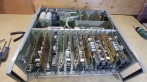 Разборка разграбленного генератора импульсов Г5-56. Осталось много золота и палладия.