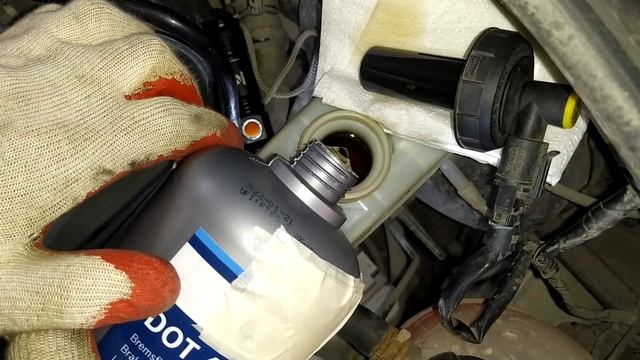 Замена тормозной жидкости на автомобиле своими руками смотреть онлайн