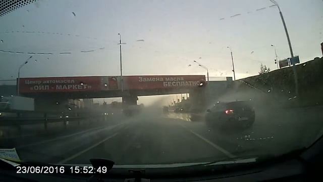 Последствия ливня 23.06.2016 на проспекте Салавата Юлаева в Уфе смотреть онлайн