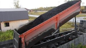 Тонар разгружает уголь или запас на зиму!