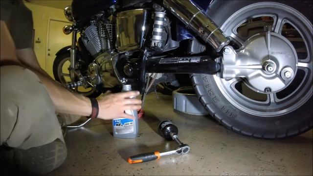 03 Honda Shadow Spirit 1100 Oil Change смотреть онлайн