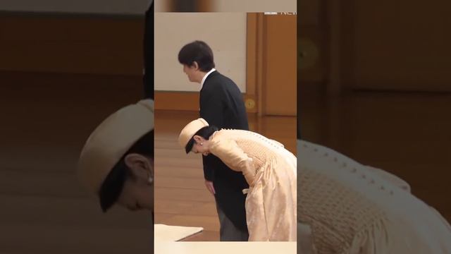日本王室尊卑有別，紀子妃給雅子皇後彎腰行禮 смотреть онлайн