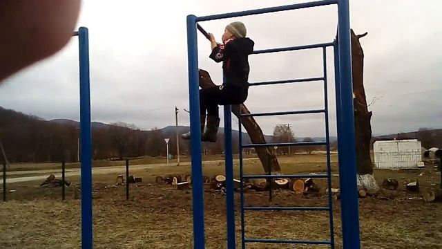 Качаемся на турниках смотреть онлайн