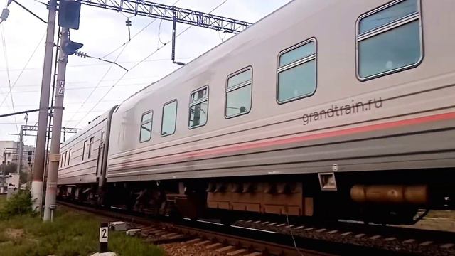 ЭП20-068 с поездом №8 "Таврия" Санкт-Петербург - Севастополь на подходе к станции Ростов-Главный смотреть онлайн