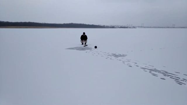 ЩУКА БЕРЕТ НА ЖЕРЛИЦЫ СРАЗУ ЖЕ / Зимняя рыбалка в Донецкой области 2021 #рыбалка #SemenovHunter смотреть онлайн