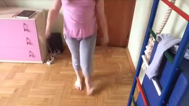 Как сделать стойку на руках возле стенки!) смотреть онлайн