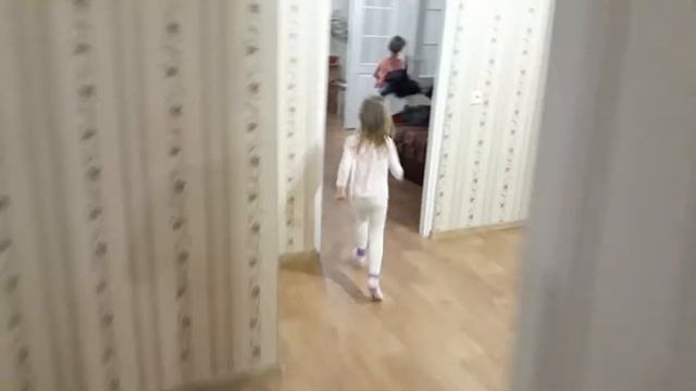 Девочки играют в догонялки по квартире