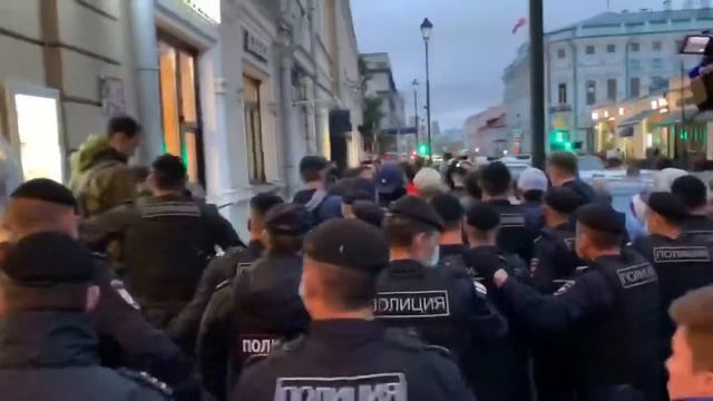 У посольства Беларуси в Москве людям не дают собраться. Их оттесняют и задерживают. смотреть онлайн