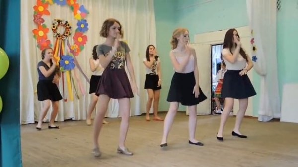 Фантастически красивые школьницы на сцене Россия