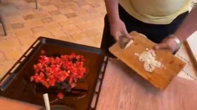 Скрэмбл (яичница) из страусиного яйца смотреть онлайн