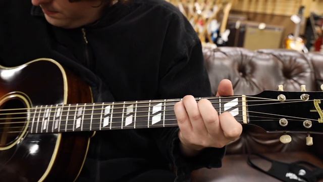 Guitar of the Day: 1943 Gibson Banner Southern Jumbo Sunburst | Norman's Rare Guitars смотреть онлайн