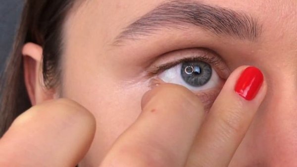 Как правильно наносить консилер. Крупный план. Чем можно нанести консилер.