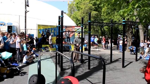 Дед отжег на соревнованиях по воркауту | Workout Grandpa Prank смотреть онлайн