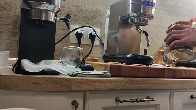 Сравнение рожковых кофеварок Delonghi EC685 и Hibrew H11 смотреть онлайн