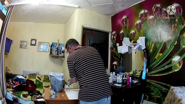 Клеим быстро потолочную плитку.