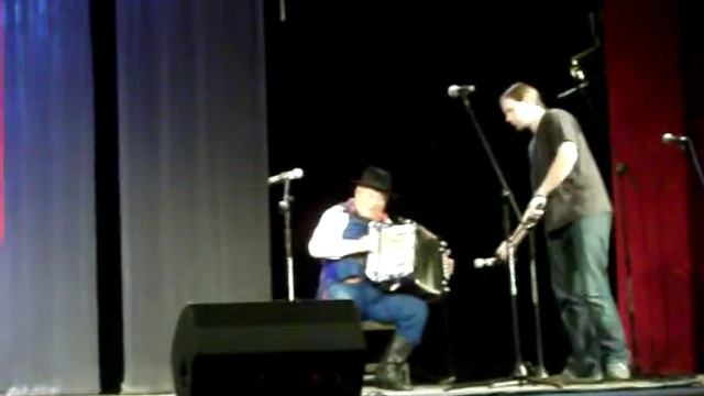 more than eighty years old accordionist.,,Pisarzowianie''AVI смотреть онлайн