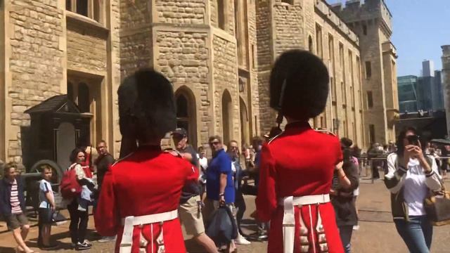 Make Way for the Queen’s Guard!!! смотреть онлайн