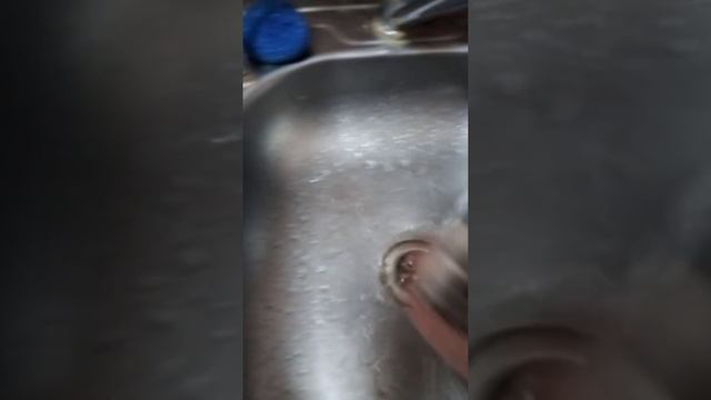 Пытаюсь превратить воду из крана в чёрный чай смотреть онлайн