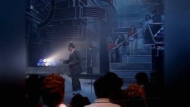 Phil Collins - A Groovy Kind Of Love (TOTP 1988) смотреть онлайн