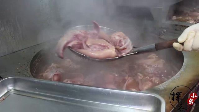 山东美女卖烧肉，带姐挣婆家钱，给弟买房又买车，婆家不怒反支持