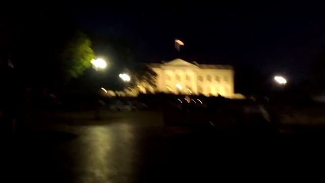 Walking Up to The White House at Night - April 2013 смотреть онлайн
