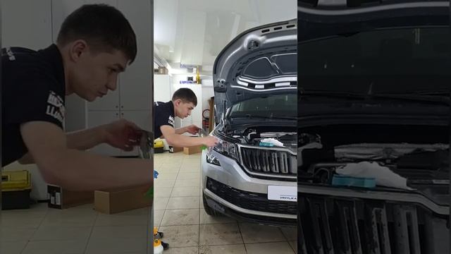 Skoda Kodiaq - бронирование фар тонирующим полиуретаном, антихром, покраска значка смотреть онлайн