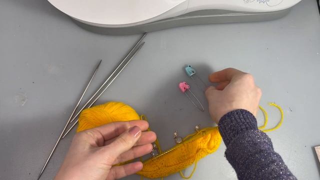 Свитер с горловиной на пуговицах | свитер Пикачу | вяжем для куклы смотреть онлайн