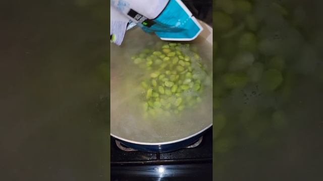 Рыбный суп с колбасой и бобами.