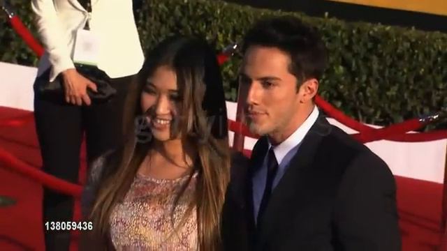 Michael Trevino & Jenna Ushkowitz at 18th Annual Screen Actors Guild Awards - 2012/1/22 2-2 смотреть онлайн