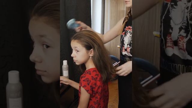 Повседневные прически для детей. Наружная коса. Прическа со жгутами. смотреть онлайн