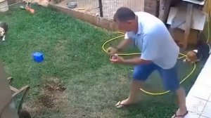 Мужчине надоел крот, который перекопал весь его участок. Он закачал в норку баллон газа и поджег