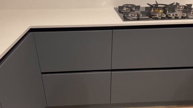 Современная кухня с Gola профилем и с фасадами Феникс. смотреть онлайн