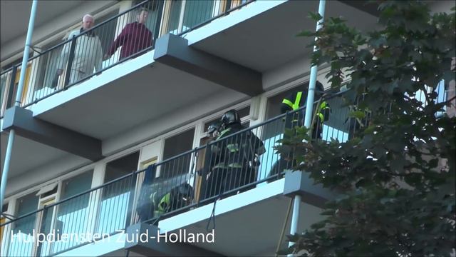 Middel brand verwoest flatwoning aan de IJdenhove te Hendrik-ido-Ambacht смотреть онлайн